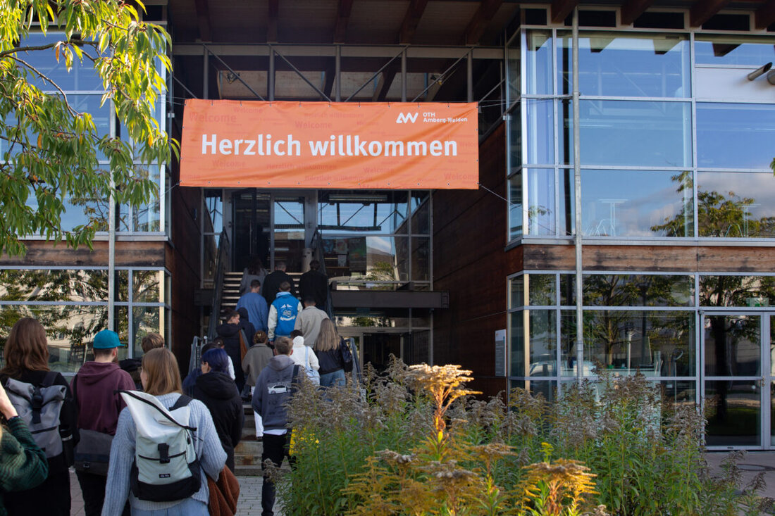 Weiden. Heute werden sich zahlreiche neue Gesichter an den Hochschulstandorten
in Amberg und Weiden umsehen: Zum Sommersemester 2026 nehmen 898
Erstsemesterstudierende ihr Studium an der OTH Amberg-Weiden auf.