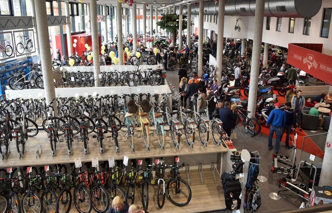 Weiden. Im Industrie- und Gewerbegebiet „Am Forst“ in Weiden eröffnete jetzt die neue Fahrzeug-Erlebniswelt „MSA Zweirad GmbH“. Geschäftsführer Gerald Federl, Verkaufsleiter Carsten Eckert, Einkaufsleiter Stefan Brunner sowie Peter Unger vom [&hellip;]