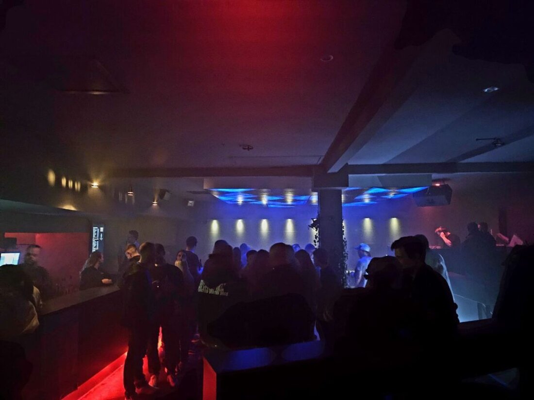 Amberg. Am 28. Februar 2026 findet im Trio Club in Amberg die zweite Auflage von „Bass gegen Hass“ statt. Die Veranstaltung wird vom Kunterbunt Amberg e. V. mit Unterstützung des Oberpfälzer Bündnisses für Toleranz und Menschenrechte, der Omas gegen Rechts Amberg-Sulzbach, der Falschen Farm und verschiedenen Künstler:innen veranstaltet.