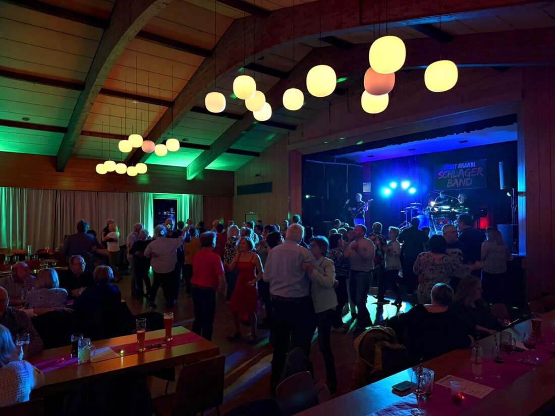 Floß. Die zweite Flosser Schlagernacht füllte das Forum Floß, Saal und Nebenzimmer bis auf den letzten Platz. Die Horst-Brandl-Schlagerband aus Wiesau sorgte für Stimmung; Feuerwehr und Jugendfeuerwehr halfen mit.