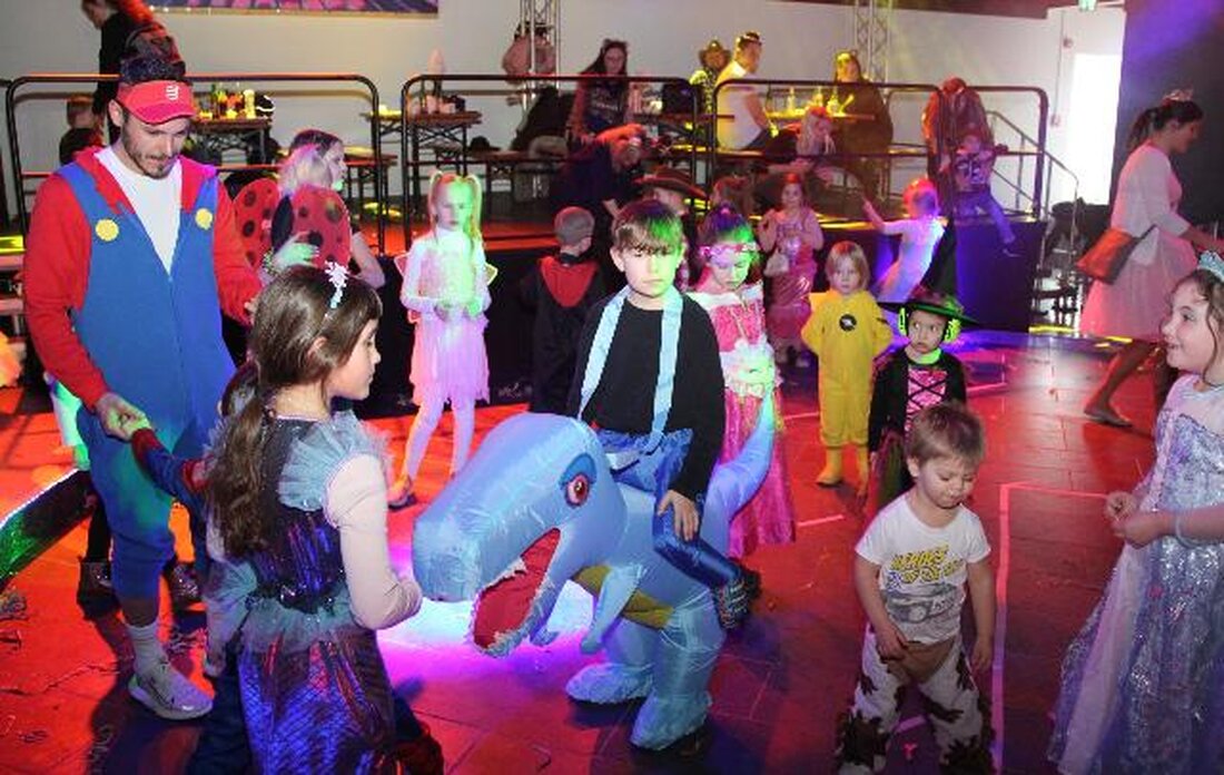 Weiden. Beim zweiten Kinderfasching der Narrhalla Weiden genossen kostümierte Familien Spiele, Tänze und Süßigkeiten. Kamellen und Tanz animierten Groß und Klein zur ausgelassenen Stimmung.