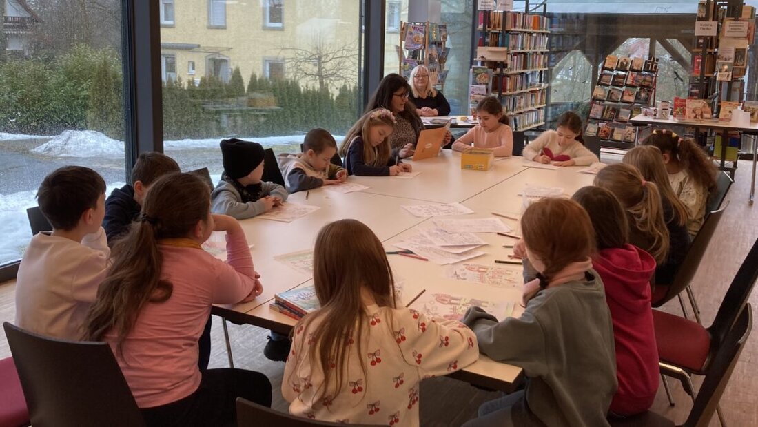 Kohlberg. Zweitklässler der Ludwig-Meier-Grundschule Etzenricht besuchten Pfarrbücherei und Kindergarten Arche Noach. Sie stöberten und lasen vor – ein lebendiger Einblick in Lesen und Gemeinschaft.