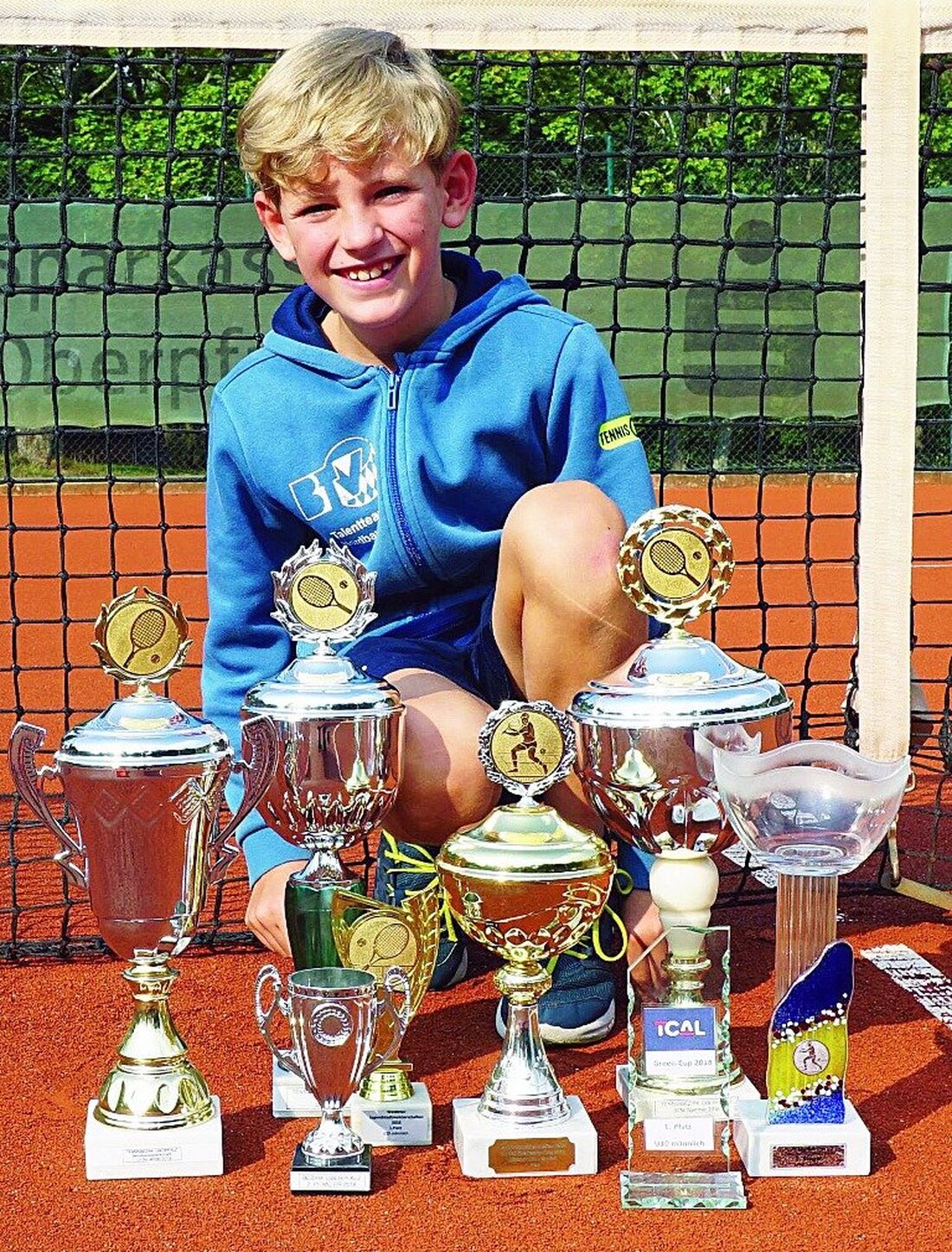 Neunkirchen. Bei der Tennis-Gemeinschaft (TG) Neunkirchen wächst ein neues hoffnungsvolles Talent heran. Denn der erst zehnjährige Marcel Zwetzig hat im letzten Jahr in seiner Altersklasse sämtliche Titel abgeräumt. „Aktuell ist er [&hellip;]