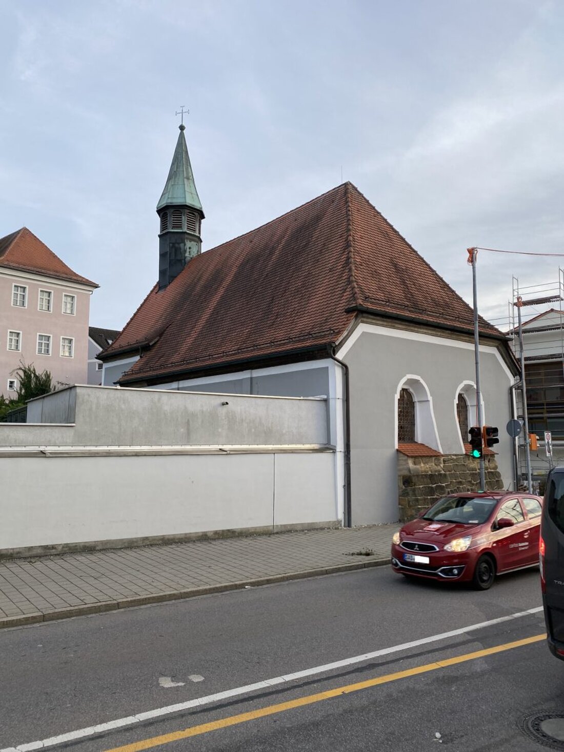 Schwandorf. Zwei Personen kletterten auf ein Rathausdach und riefen Hitlerparolen, wofür sie samt einer bedrohten Rentnerin Strafverfahren erwarten.