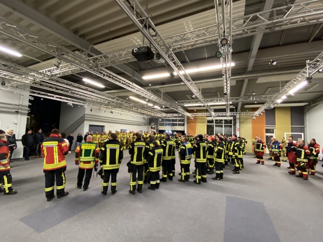 Luhe-Wildenau. Zwölf Feuerwehren mit rund 140 Kräften probten am 25. März 2026 bei HÖHBAUER den Ernstfall. Simuliert wurde ein B4-Brand in einer Industriehalle mit neun Eingeschlossenen und Riegelstellung zu Nachbargebäuden.
