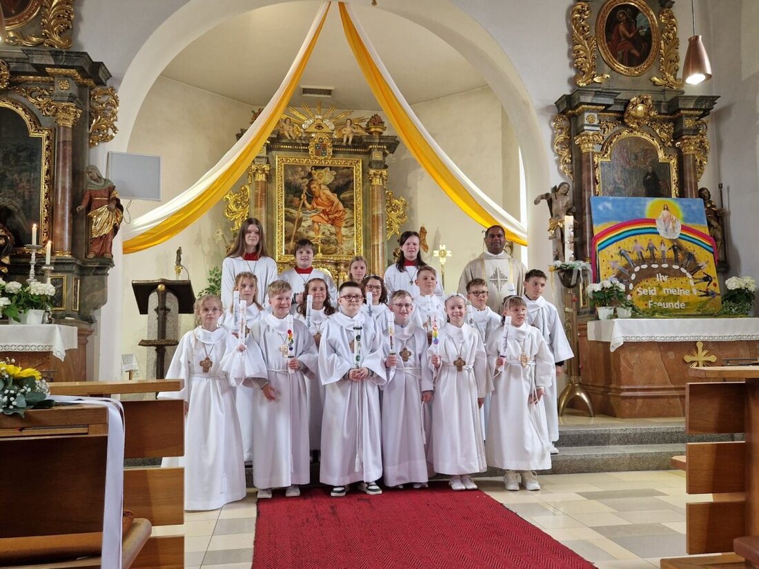 Neukirchen zu St. Christoph. In der Pfarrkirche feierten zwölf Kinder ihre Erstkommunion mit Pfarrer John Subash Vincent. Unter dem Motto „Ihr seid meine Freunde“ dankte er Helfern und betonte: Jesus begleitet und stärkt.