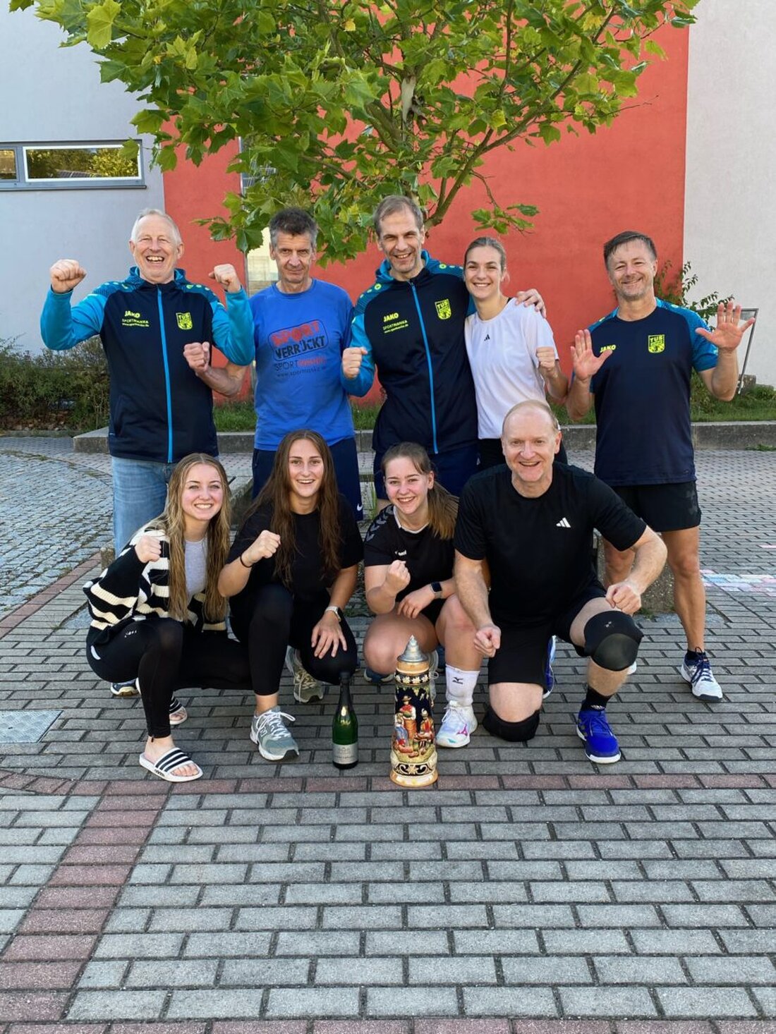 Schnaittenbach. Am 8. November 2025 steigt der AKW-Volley-Cup, die 24. Stadtmeisterschaft für Freizeitmannschaften, in der Doppelsporthalle am Sachsenbau. Anpfiff ist um 10 Uhr, Titelverteidiger: die Goldies; Zuschauer willkommen.