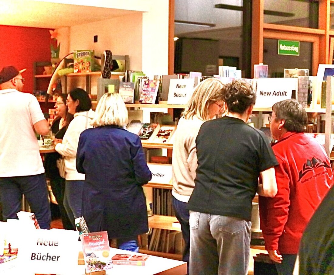 Weiherhammer. Bei der zwölften Mondscheinausleihe der Bücherei stöberten über 100 Gäste im schummrigen Licht nach Neuheiten und genossen Fingerfood. Auch Bürgermeister Julian Kraus und Altbürgermeister Ludwig Biller waren dabei.