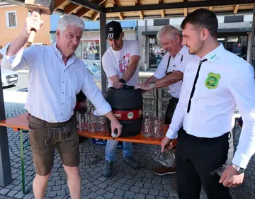 Frühschoppen der Kirwa belebt den Marktplatz in Floß