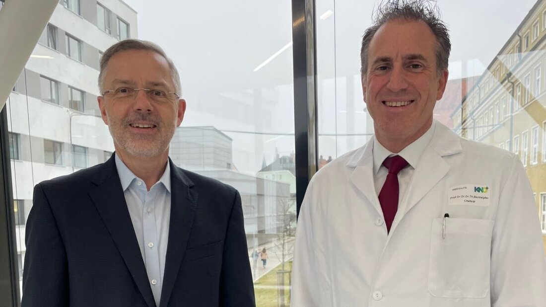 Weiden. Die Kliniken Nordoberpfalz starten mit zwei Wechseln im Führungsteam ins neue Jahr. Seit dem 1. Januar 2026 ist Prof. Thomas Bschleipfer neuer Ärztlicher Direktor des kommunalen Klinikverbunds. Er folgt auf Prof. Dr. Dorothee Bremerich und wird das Amt zunächst kommissarisch übernehmen.