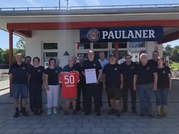 Bayern-Fanclub Weiherhammer zum 50-jährigen Bestehen in München ausgezeichnet