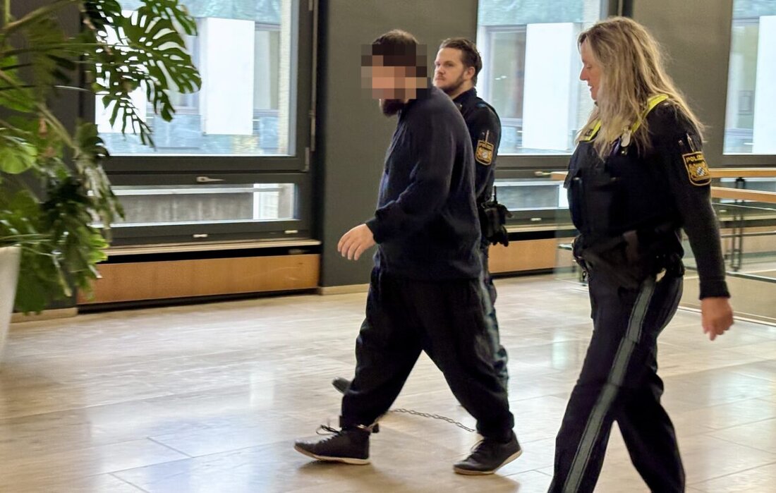 Weiden. Das Amtsgericht Weiden hat am Dienstag einen IS-Anhänger zu 1 Jahr und 8 Monaten Haft auf Bewährung verurteilt. Der gebürtige Weidener (23) postete im Internet verbotene islamistische Kampflieder (“Nashids”). 