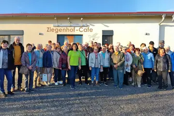 Senioren aus Maxhütte-Haidhof erleben Ziegenhof Deß in Freystadt