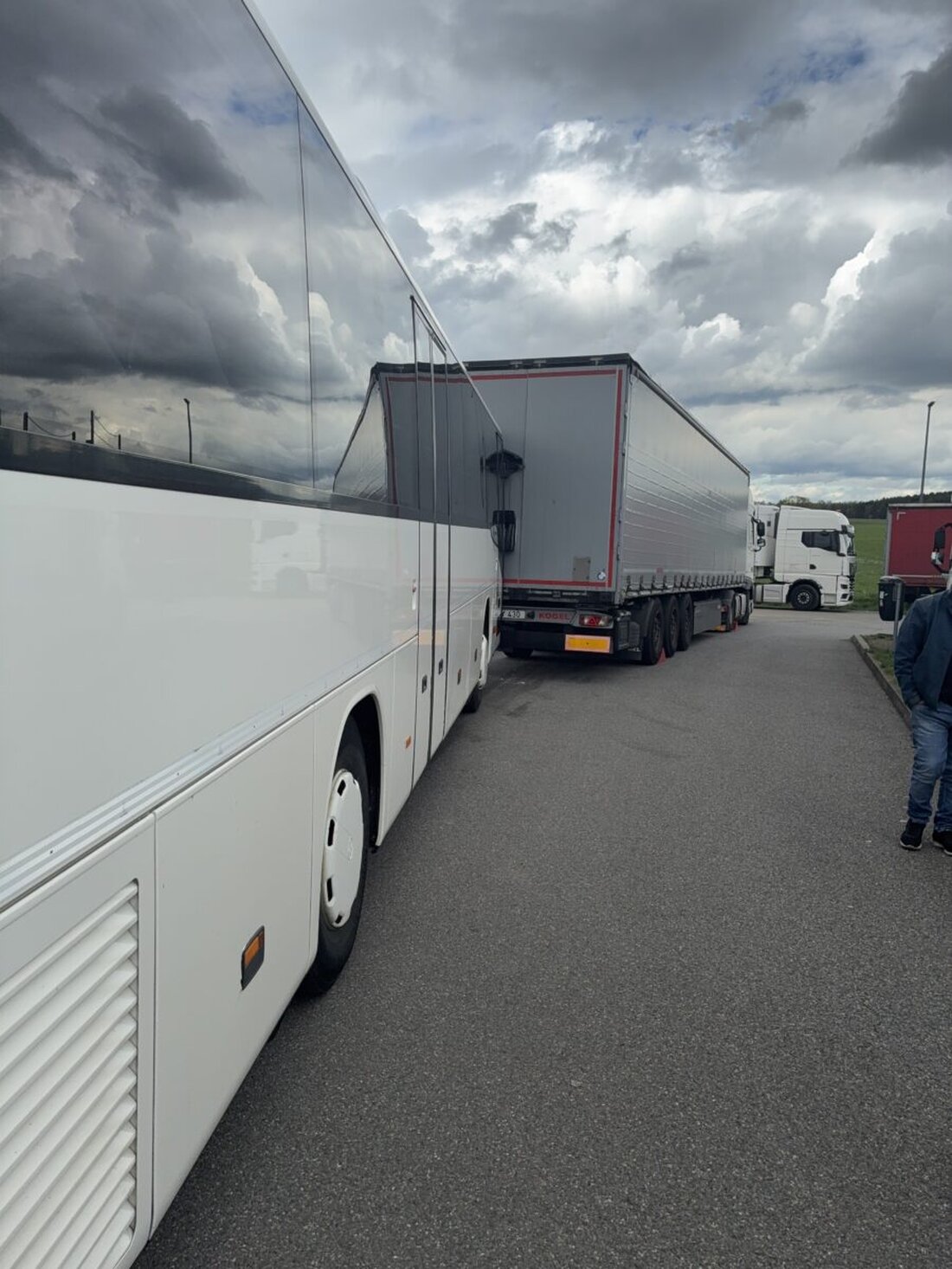 Wackersdorf. Ein Omnibus rollte, weil die Handbremse nicht eingelegt war, gegen den Auflieger eines dort geparkten Sattelzugs.