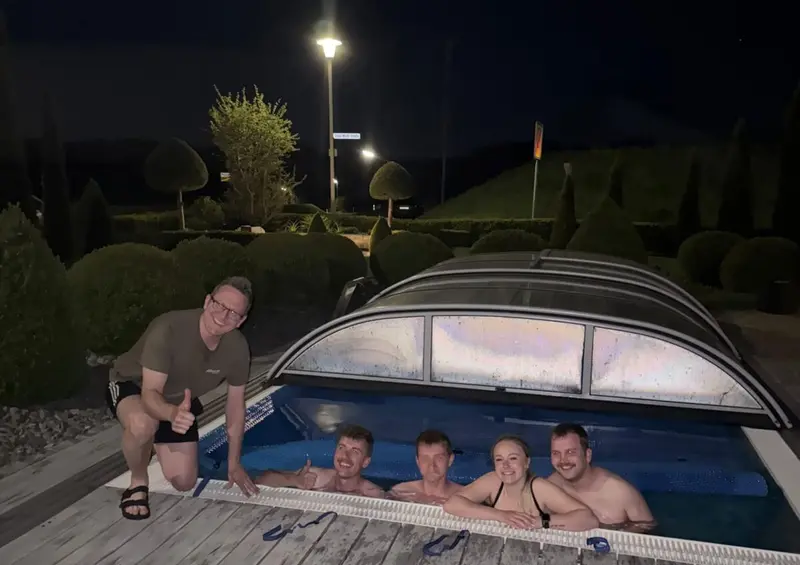 Feuchter Maibrauch in Eslarn: Feuerwehrleute entern einen Pool