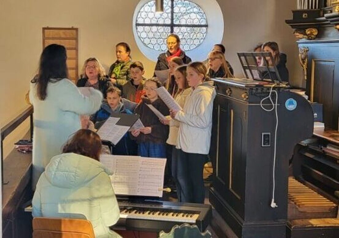 Mantel. Die evangelische Pfarrei richtete 2026 den Weltgebetstag in der Kirche aus und lenkte den Blick nach Nigeria unter dem Motto „Kommt und bringt eure Last“. Gebet, nigerianische Gospels und Essen stärkten Hoffnung.