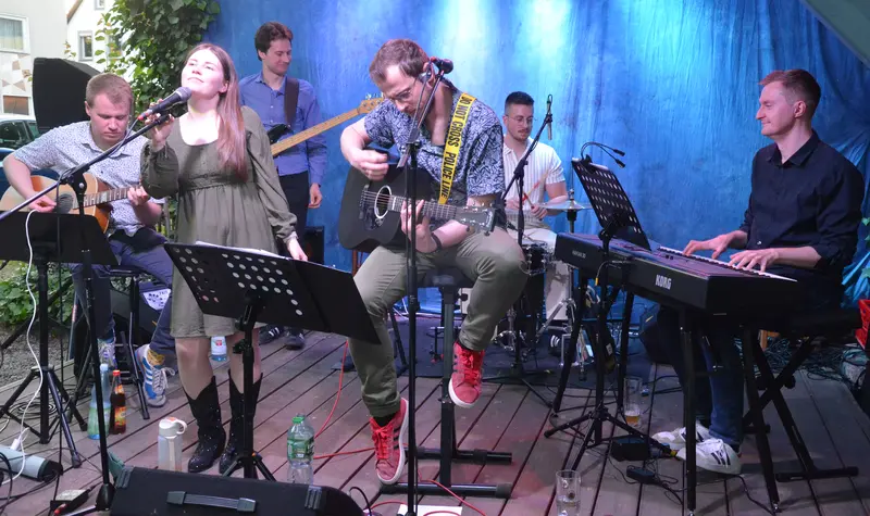 "Mission Possible" begeisterte mit Rock’n’Roll im sommerlichen Parapluie-Biergarten