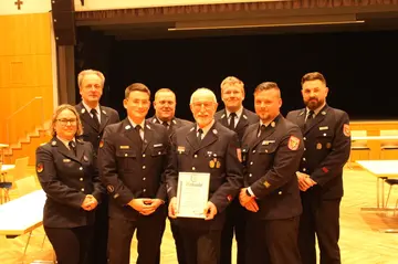 Feuerwehr Neustadt macht Erwin Zapf zum Ehrenmitglied