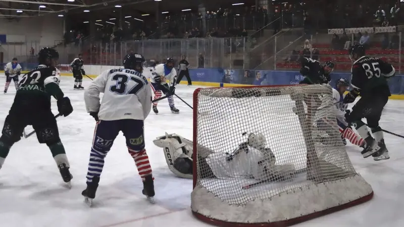 Stiftland Dragons fegen den dezimierten Spitzenreiter mit 7:1 vom Eis