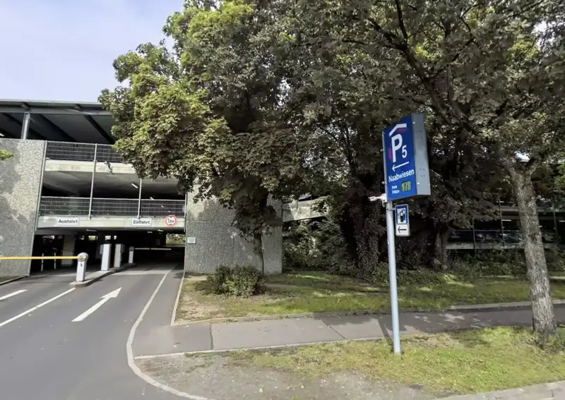 Praktisch: Parken ohne Ticket - Naabwiesen-Parkhaus stellt auf Kennzeichenerfassung um