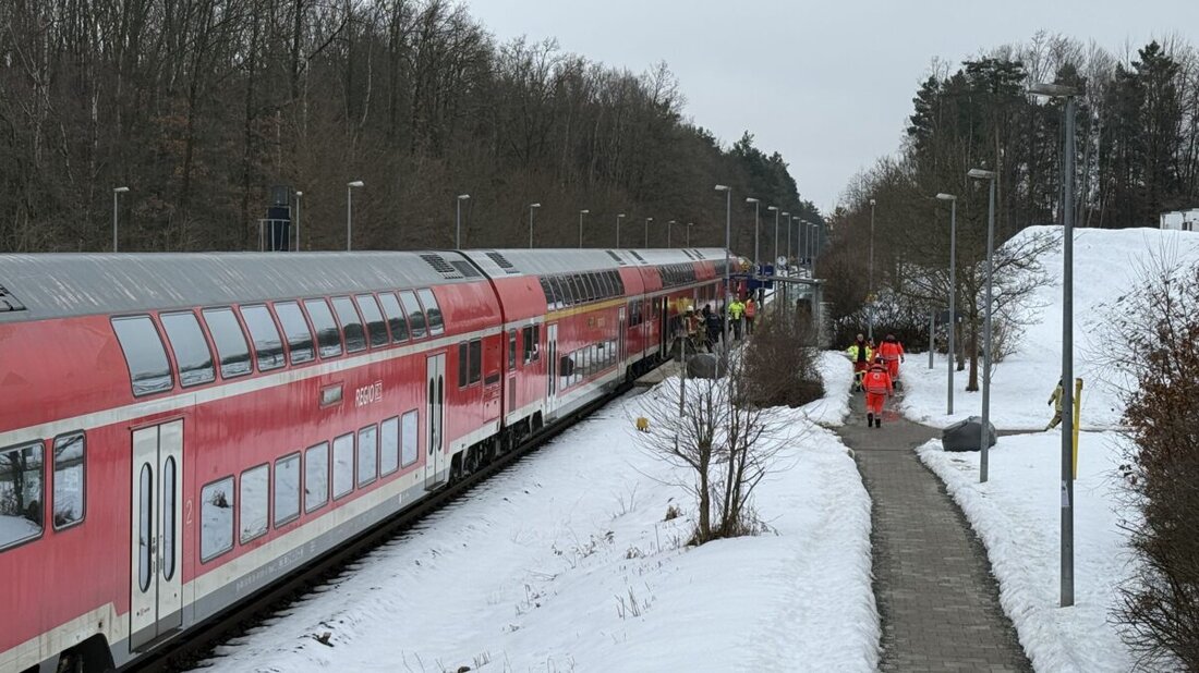 Altenstadt/WN. Aufgrund eines technischen Defekts an einer Lokomotive kam heute gegen 12 Uhr ein Regionalexpress auf der Strecke Hof-München zum Stillstand. Einsatzkräfte evakuierten rund 300 Reisende. Verletzt wurde niemand.