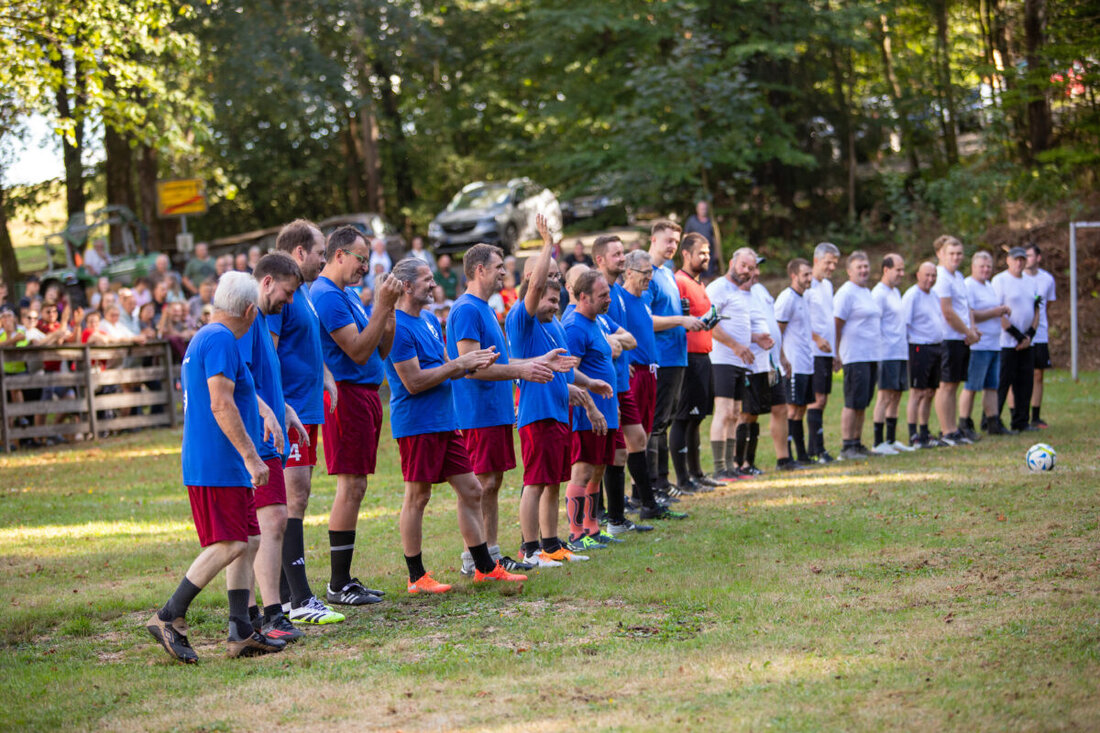 Kleinschwand. Im wiederbelebten Waldstadion lieferten KSK Böhmischbruck und KSK Kleinschwand beim Benefizspiel Bundesliga-Stimmung und viel Zusammenhalt, 420 Zuschauer jubelten mit. Am Ende siegte Kleinschwand mit acht zu zwei.
