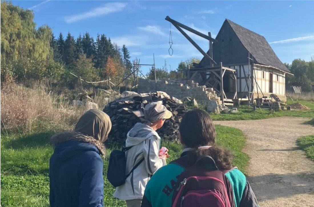 Bärnau. Viel Aufschlussreiches und Wissenswertes erfuhren drei Berufsintegrationsklassen des Beruflichen Schulzentrums Wiesau bei ihrem Besuch im Geschichtspark Bärnau.