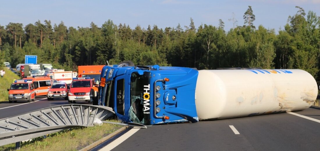 Mitterteich. Schwerer Verkehrsunfall mit Gefahrgut-LKW auf der A93: Der LKW durchbricht die Mittelleitplanke und stößt mit mehreren PKWs zusammen. Eine Person stirbt noch an der Unfallstelle, zwei Personen werden schwer und drei [&hellip;]