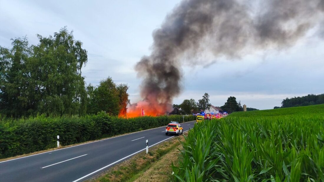 Großkotzenreuth. Auf einem Campingplatz bei Eschenbach brennt es seit dem frühen Dienstagmorgen. Die Meldestufe stieg von B2 auf B3. Zwei bis drei Campingwagen brennen. Die WarnApp NINA warnte die Bevölkerung. Aktuell ist noch unklar, ob es tatsächlich eine vermisste Person gibt.