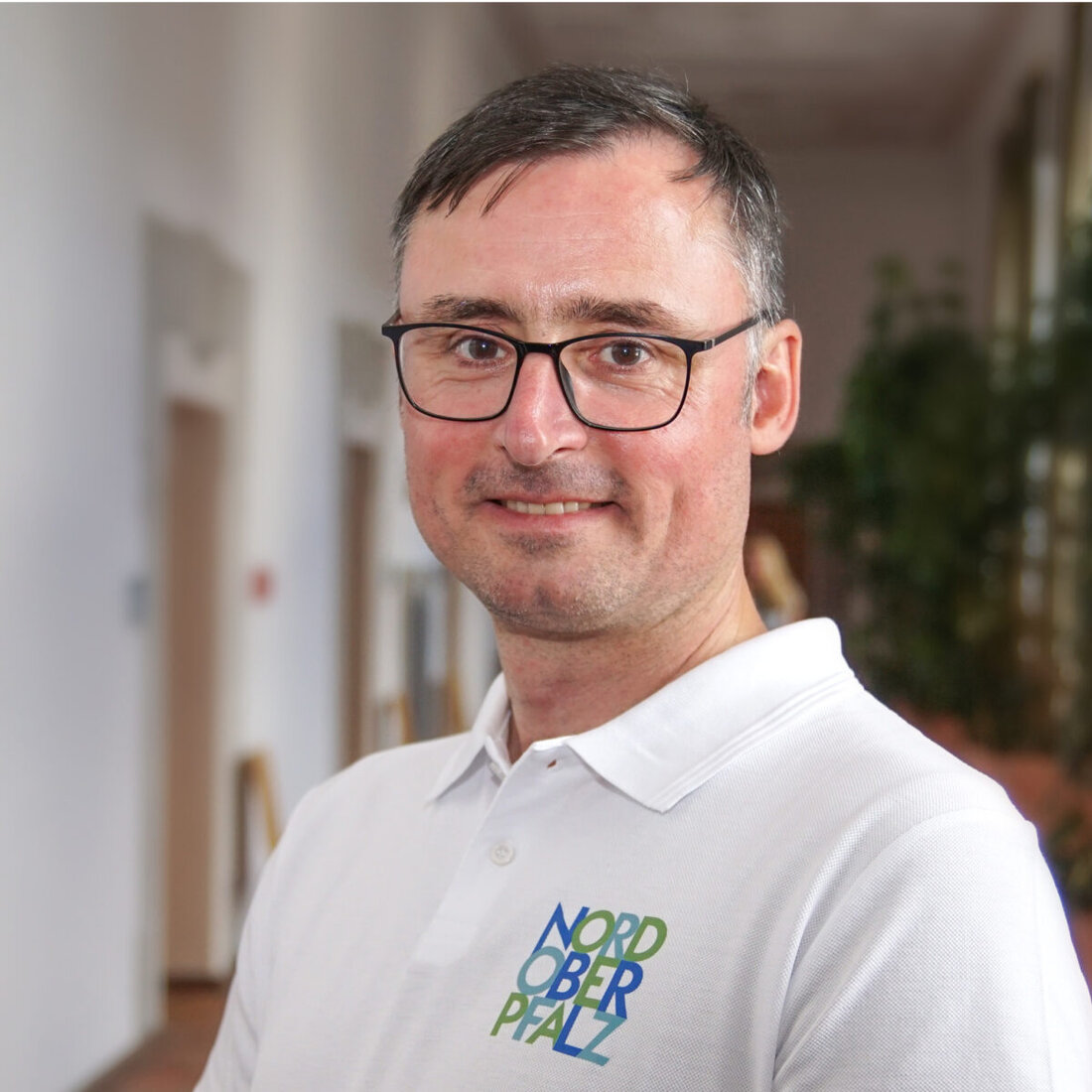 [Advertorial] Tirschenreuth/Weiden. Der Fachkräftemangel ist längst in der Nordoberpfalz angekommen und betrifft nahezu alle Branchen. Während Betriebe händeringend Nachwuchs suchen, baut das Fachkräftezentrum in Tirschenreuth Brücken in alle Welt. Projektleiter David Runschke erklärt im Interview, wie Betriebe und Auszubildende unterstützt werden.