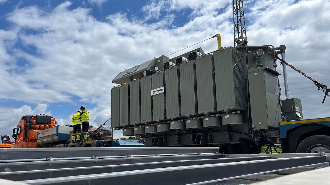 Kirchenthumbach. Ein 72 Tonnen schwerer Trafo für das neue Umspannwerk ist angekommen und wurde millimetergenau aufs Fundament gezogen. Die EU fördert das Projekt, das mehr Ökostrom bringt und noch dieses Jahr fertig wird.
