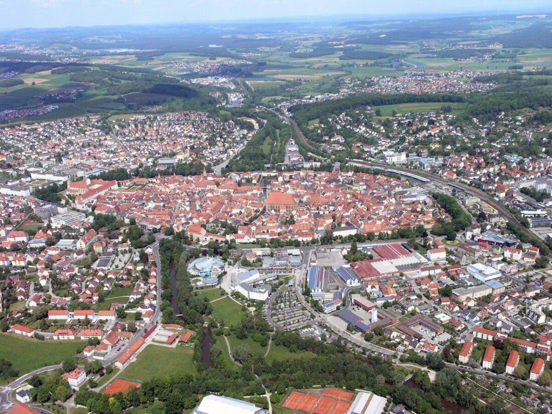 Amberg. Die Stadtwerke Amberg veranstalten am 24. September 2024 einen kostenlosen Vortrag zur Energiewende, um ihre Kunden über den aktuellen Stand zu informieren. Der Vortrag ist Teil der Bayerischen Energietage, die bayernweit unter dem Motto „Energiewende. Hier. Jetzt.“ stattfinden.