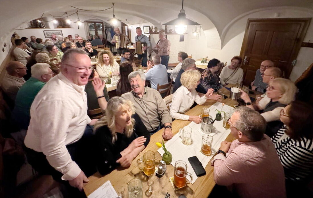 Grafenwöhr „Wenn´s Zoiglbier regnet und Bratwürstl schneit, ist der Weg zum Himmel nimmer weit“ lautete einer der Trinksprüche beim Zoiglabend der Grafenwöhrer CSU in Neustadt beim „Brucksaler“.