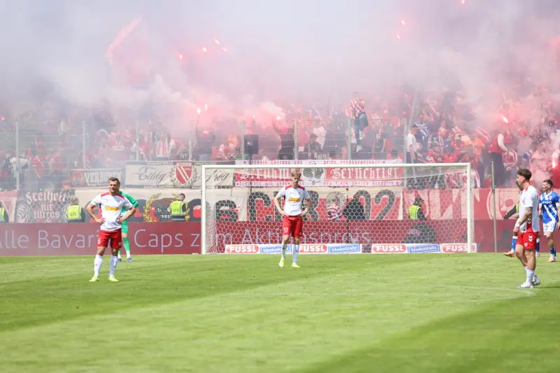 8000 Cottbusser Fans machen Regensburg zur großen Partymeile