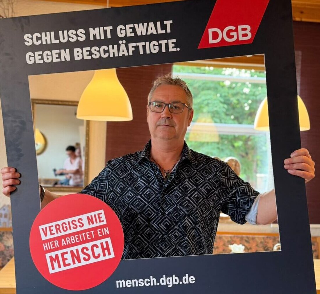 Schwandorf. Der DGB stellt die Initiative „Vergiss nie, hier arbeitet ein Mensch“ vor und warnt vor wachsender Gewalt im öffentlichen Dienst. Bei einer Infoveranstaltung wurden alarmierende Zahlen und konkrete Hilfen präsentiert.