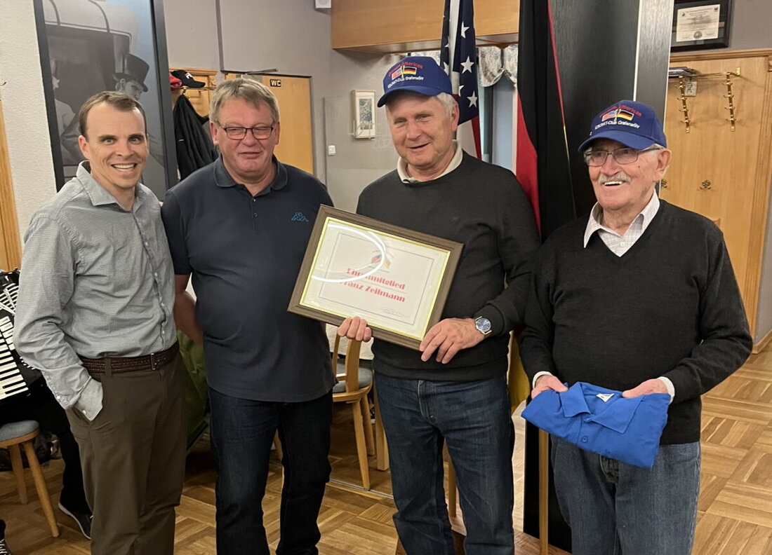 Grafenwöhr. Franz Zeilmann, Gründungsmitglied des deutsch-amerikanischen KONTAKT-Clubs, wurde für seine jahrzehntelange Arbeit und Beitrag zur deutsch-amerikanischen Freundschaft geehrt. Der Club ernannte ihn zum Ehrenmitglied und betonte die Bedeutung seiner Bemühungen für gegenseitiges Verständnis zwischen den Nationen.