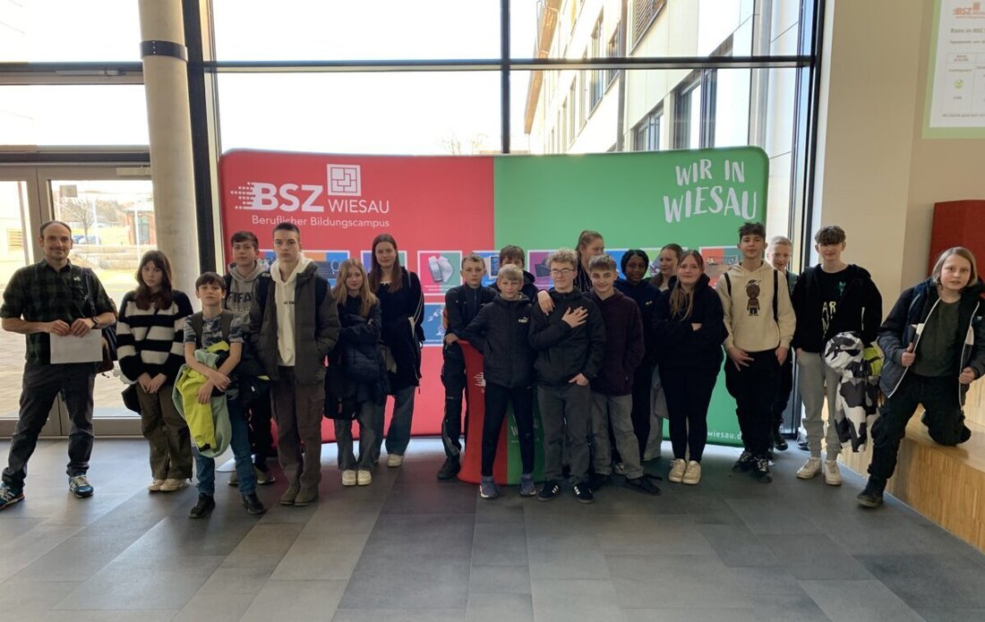 Wiesau. Eine siebte Klasse der Mittelschule Erbendorf besuchte das Berufsschulzentrum, um Einblicke in Ausbildung und Praxis zu gewinnen. Stationen in Gewerbe, Hotel, Gastronomie sowie Wirtschaft und IT boten praktische Eindrücke.