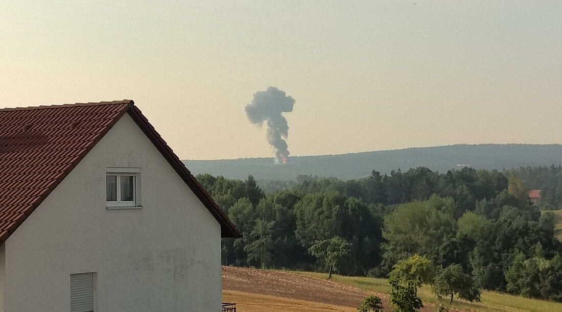 Grafenwöhr/Engelmannsreuth. In der Nähe von Engelmannsreuth ist heute gegen 9.30 ein Militärflugzeug der US-Armee über einem Waldstück abgestürzt.  Nach Angaben der Polizei konnte sich der Pilot mit dem Fallschirm rechtzeitig in [&hellip;]