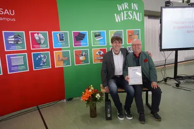 „Der Täter kehrt immer zumTatort zurück“: Letzte offizielle Abschlussfeier am BSZ Wiesau für Toni Dutz