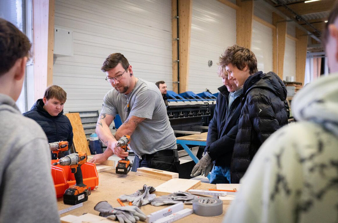 Amberg. Die Bustour „Nächste Haltestelle: Traumjob“ brachte 2026 über 400 Jugendliche zu 23 Betrieben in Amberg und im Landkreis Amberg‑Sulzbach. Neu: schnelle Praktikumsbewerbung per QR-Code; 2025 gab es den BOBY.