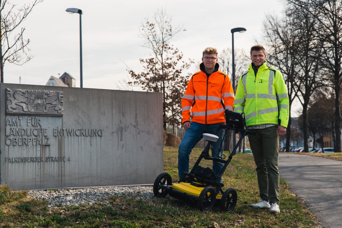 Guteneck. Zwei Studenten der OTH Amberg-Weiden testen in der Flurneuordnung Guteneck-Weidenthal Bodenradar. Die Messungen laufen vom 23. März bis 8. April und werden mit Bodenstichdaten verglichen.