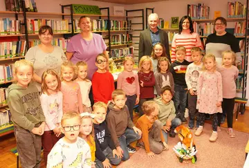 Vorschulkinder der Kita St. Josef entdecken die Pfarr- und Gemeindebücherei Waldthurn