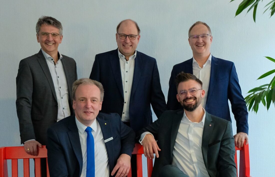 Neustadt/WN. In einer kleinen Feierstunde wurden die besten Vertriebsmitarbeitenden des Jahres 2025 der Vereinigten Sparkassen geehrt. Es sind Wolfgang Huber und Alexander Fritsch. Die offizielle Award-Verleihung folgt im März.