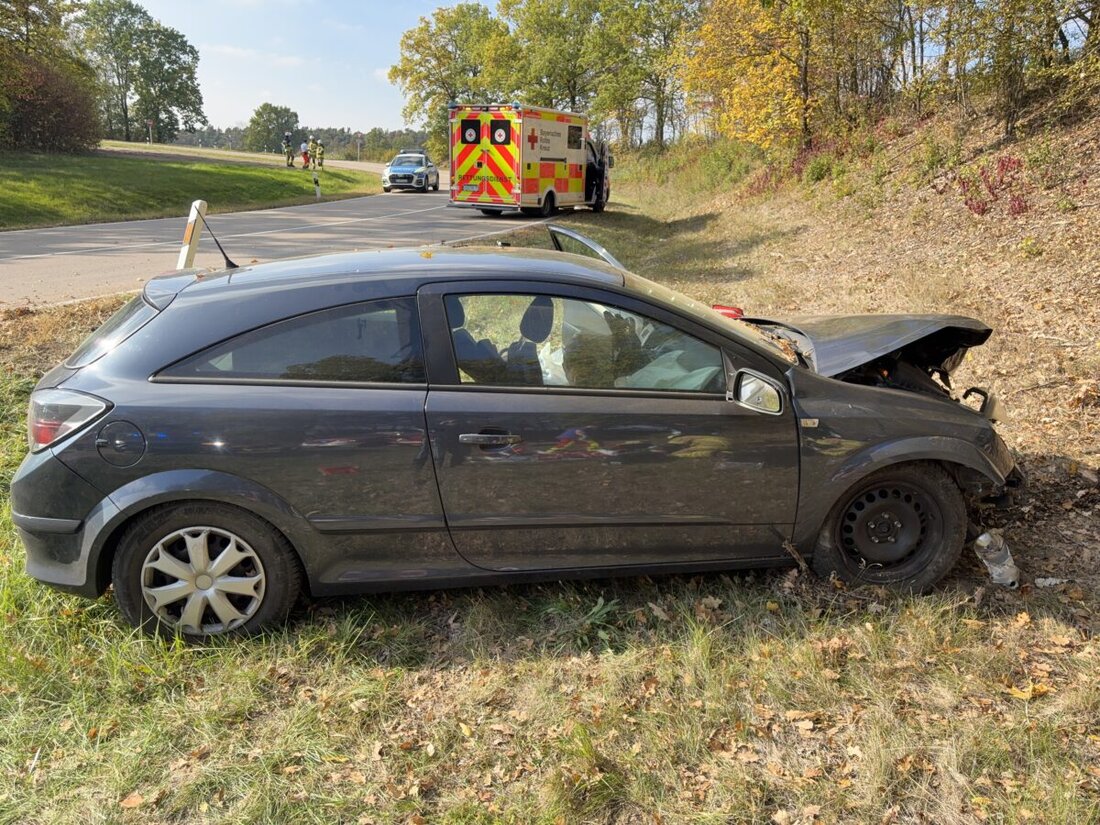 Schwandorf. Bei Kreith verlor ein 21-jähriger Autofahrer die Kontrolle und prallte gegen einen Baum. Er und zwei Mitfahrer (17, 21) wurden schwer verletzt, der Fahrer mit Hubschrauber ins Klinikum, Totalschaden ca. 10.000 €.
