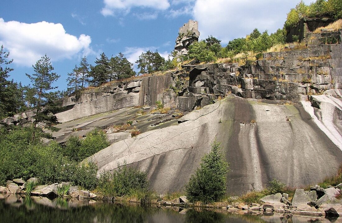 Flossenbürg. Wo könnte Deutschlands hoch radioaktiver Atommüll eines Tages gelagert werden? Die Bundesgesellschaft für Endlagerung hat ihre Suche weiter eingegrenzt. In der Nordoberpfalz fällt dabei ein Gebiet besonders auf: Flossenbürg bleibt im Rennen, ebenso Waidhaus.
