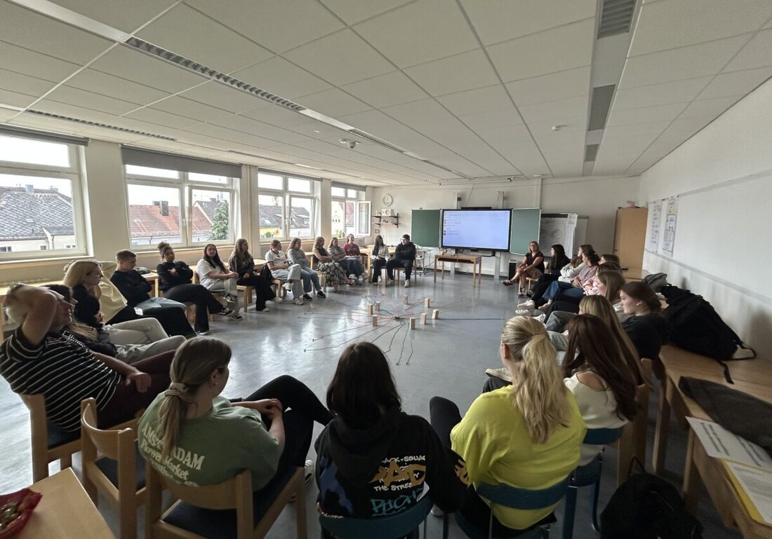 Weiden. An der Caritas Fachakademie für Sozialpädagogik setzten Omas gegen Rechts, Weiden ist bunt und Amnesty International ein starkes Zeichen für Demokratiebildung. Rund 70 Studierende erlebten Rollenspiel und Teamübungen.