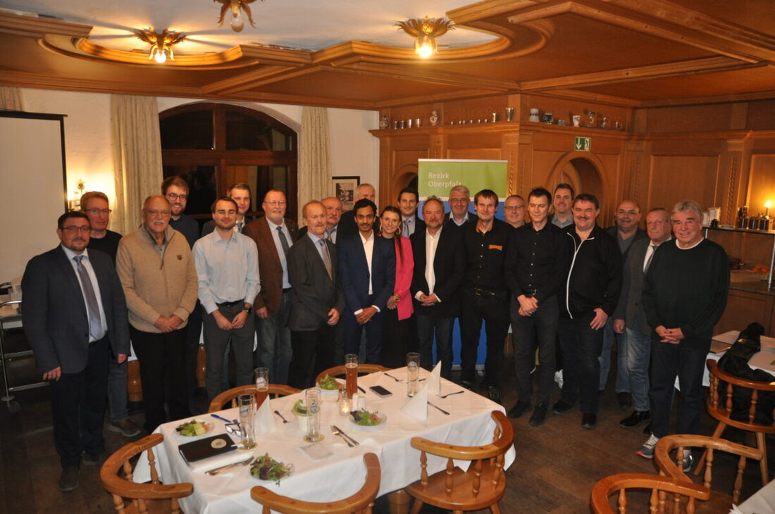 Bodenwöhr. Der Bezirksvorsitzende des Bayerischen Fußballverbandes ehrte 13 Schiedsrichter aus der Oberpfalz für ihr Engagement. Drei von ihnen repräsentieren die Region bei der Landesehrung in Nürnberg am 16. Februar.