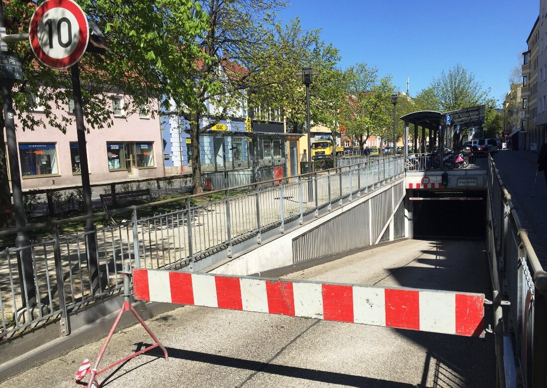 Weiden. Heute am frühen Morgen ereignete sich ein ungewöhnlicher Unfall in Weiden. Ein Mann (68) verlor die Kontrolle über seinen SUV und krachte in die Zufahrt der Allee Tiefgarage. Dabei [&hellip;]