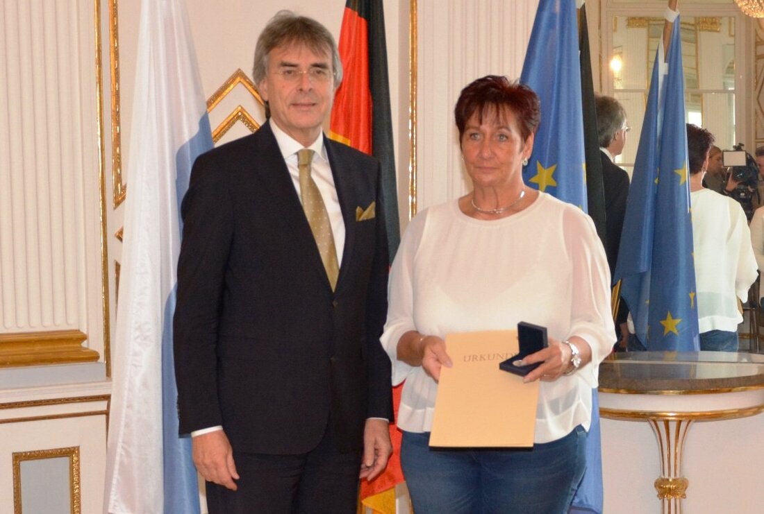 Weiden. Eine Weidenerin erhielt jetzt eine Auszeichnung für ihr couragiertes Verhalten von der Regierung der Oberpfalz. Sie wurde gemeinsam mit sieben weiteren Lebensrettern geehrt.  Im großen Sitzungssaal der Regierung der [&hellip;]