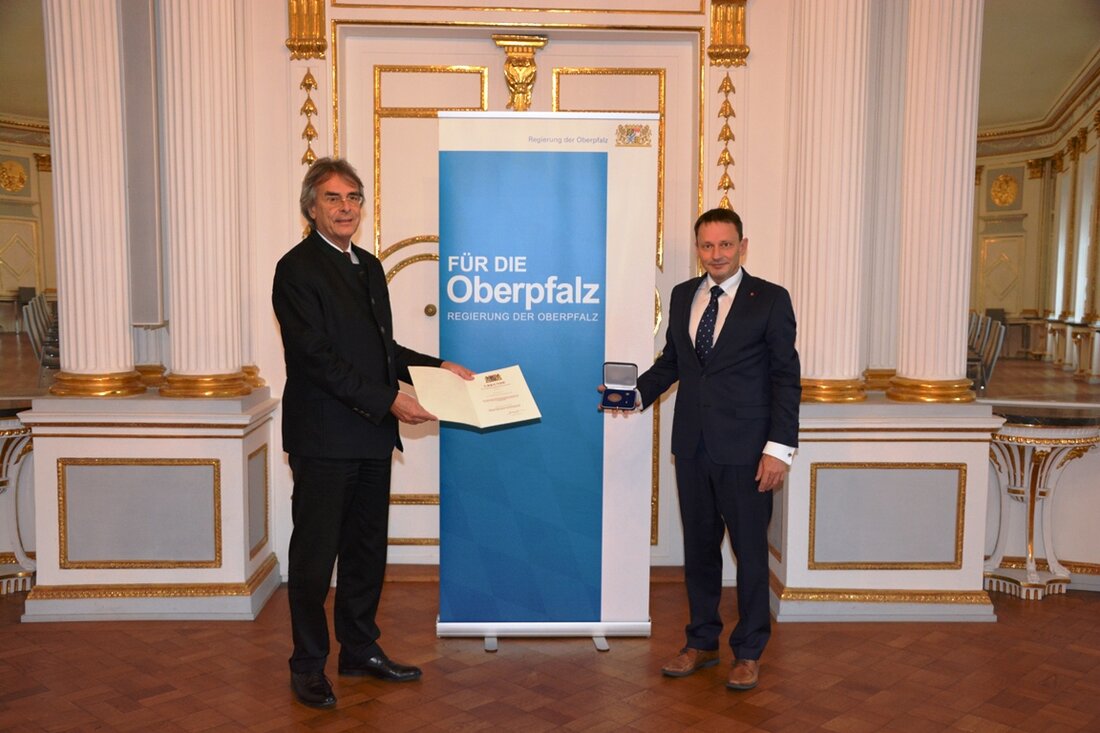 Weiden. Im Auftrag von Staatsminister Joachim Herrmann händigte Regierungspräsident Axel Bartelt die Kommunale Verdienstmedaille in Bronze an den Oberbürgermeister der Stadt Weiden, Jens Meyer, in der Regierung der Oberpfalz aus. [&hellip;]